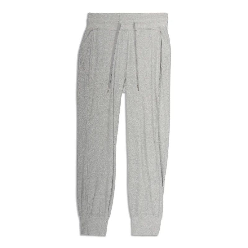 Sophisticated Women's Fashion Ready To High-Rise Jogger 7/8 Length - Resale